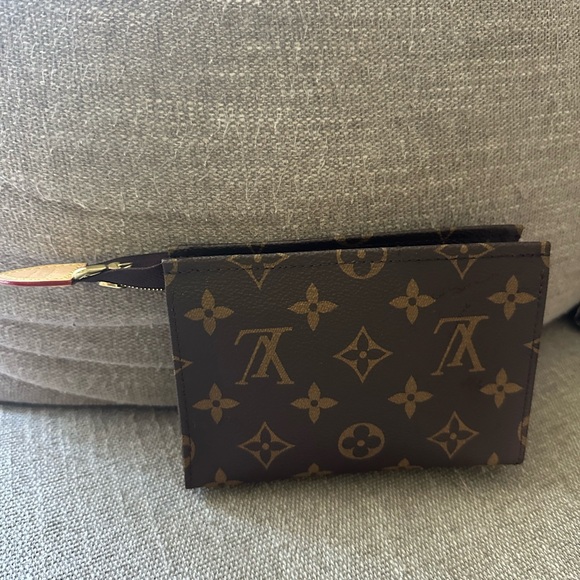 Louis Vuitton Toiletry Pouch Monogram 15 - Picture 2 of 6